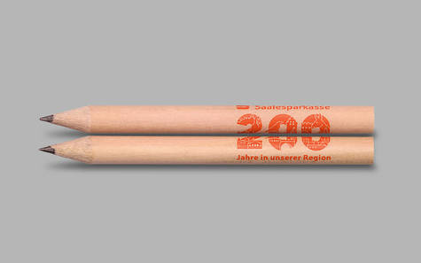 kurzer runder Naturbleistift mit rotem Druck