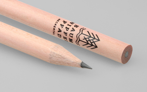 schwarzer Druck auf rundem Naturbleistift